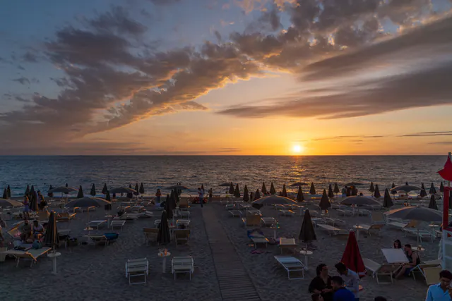 Tramonto sugli ombrelloni